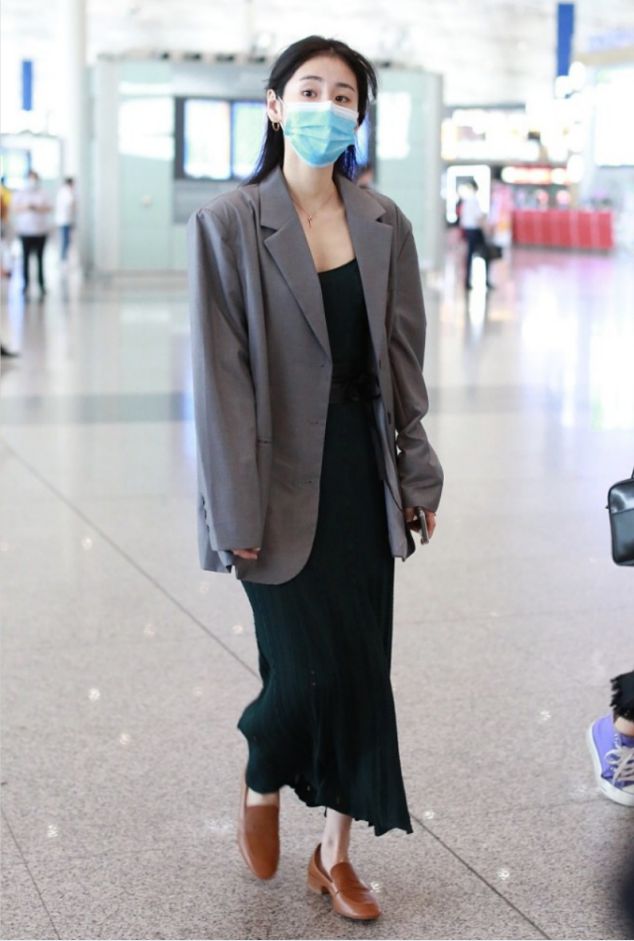 张碧晨可别再瘦了小身板配宽松西装有点违和感觉都没撑起来(图6)