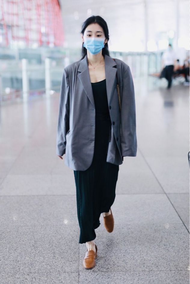 张碧晨可别再瘦了小身板配宽松西装有点违和感觉都没撑起来(图1)