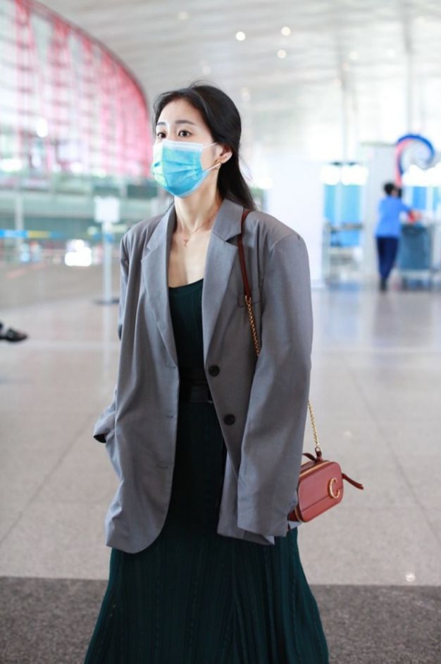 张碧晨可别再瘦了小身板配宽松西装有点违和感觉都没撑起来(图2)