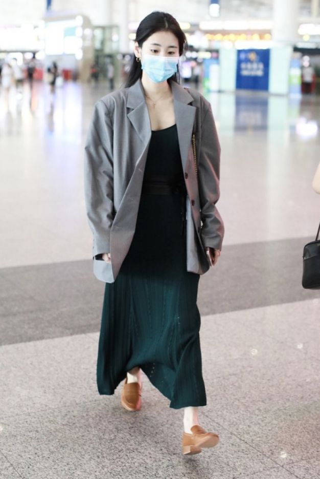 张碧晨可别再瘦了小身板配宽松西装有点违和感觉都没撑起来(图5)