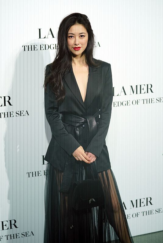 朱珠太会博眼球穿西装领口开这么大都不够裙子还要微透真撩人(图2)