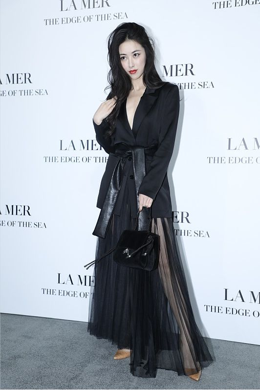 朱珠太会博眼球穿西装领口开这么大都不够裙子还要微透真撩人(图1)