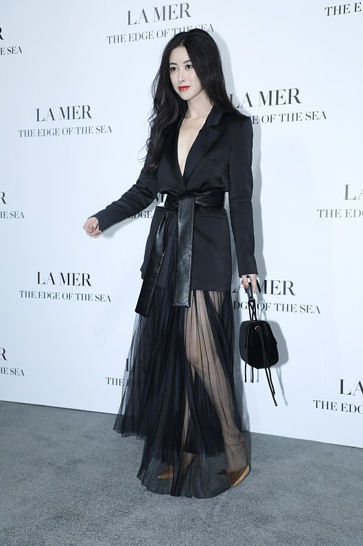 朱珠太会博眼球穿西装领口开这么大都不够裙子还要微透真撩人(图4)