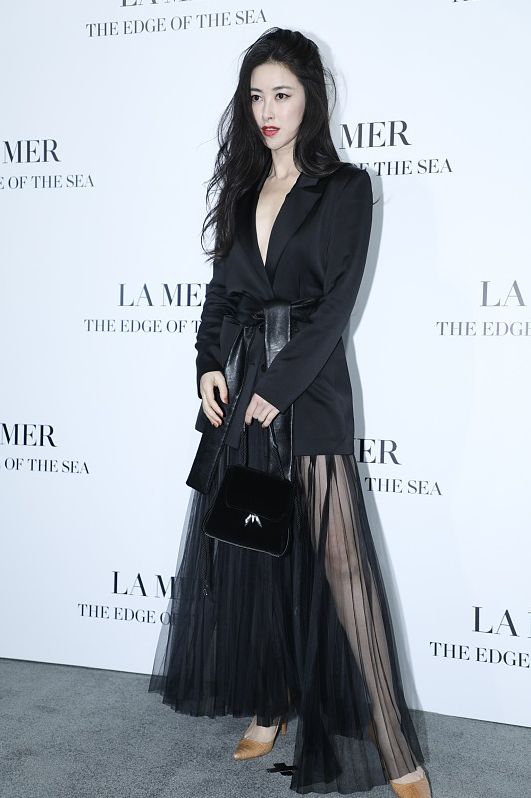 朱珠太会博眼球穿西装领口开这么大都不够裙子还要微透真撩人(图3)