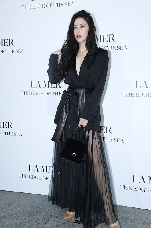 朱珠太会博眼球穿西装领口开这么大都不够裙子还要微透真撩人(图6)