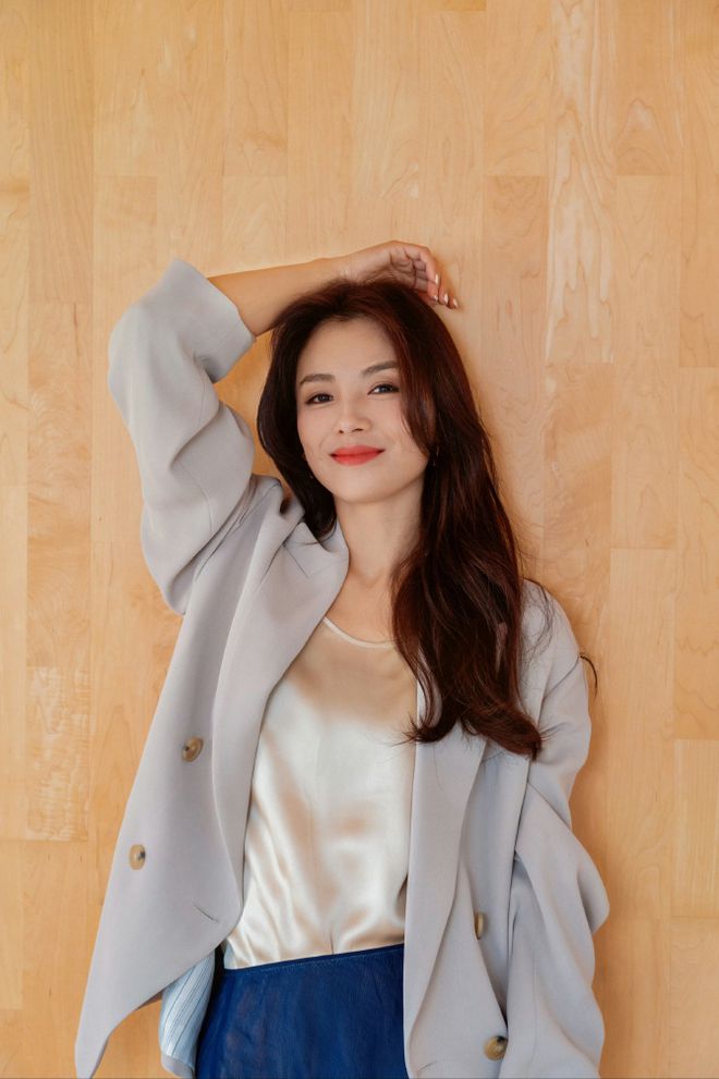 46岁刘涛颜值回春了？灰西装配半裙优雅妩媚！身材保持得真好(图1)