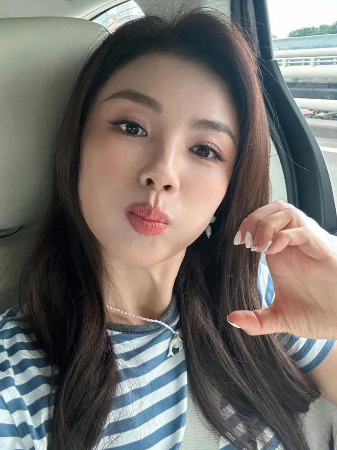 46岁刘涛颜值回春了？灰西装配半裙优雅妩媚！身材保持得真好(图3)