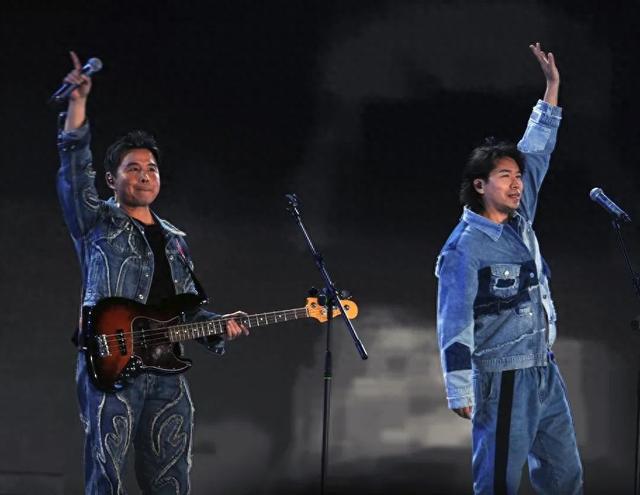 演唱会中途打广告卖衣服被吐槽水木年华发声明道歉(图1)