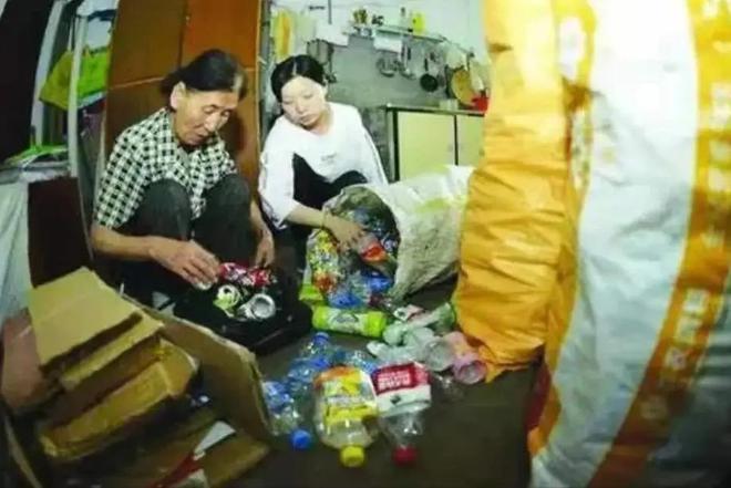 他父亲去世得早继母靠捡垃圾供他上学发达后他说：别住我这！(图1)