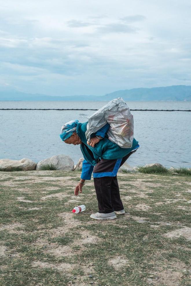 他父亲去世得早继母靠捡垃圾供他上学发达后他说：别住我这！(图2)