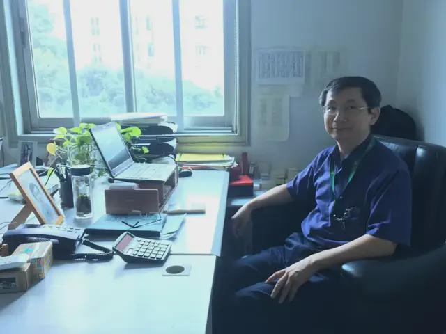 九游体育:54岁二代接班!两代“抠门”总裁“节省”出一家百亿帝国?(图2)