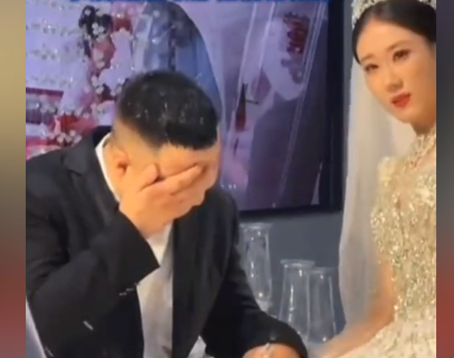 九游体育网站:婚礼现场朋友用酒对着新人喷新娘不惯着霸气扔花还击新郎:不愧是我媳妇(图1)