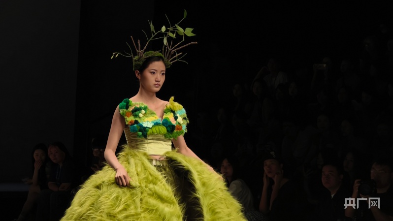 九游体育：2024中国国际大学生时装周在京启幕(图2)