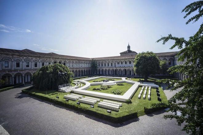 九游体育：VALENTINO：以花为领重塑男性气质｜2024春夏男装秀(图1)