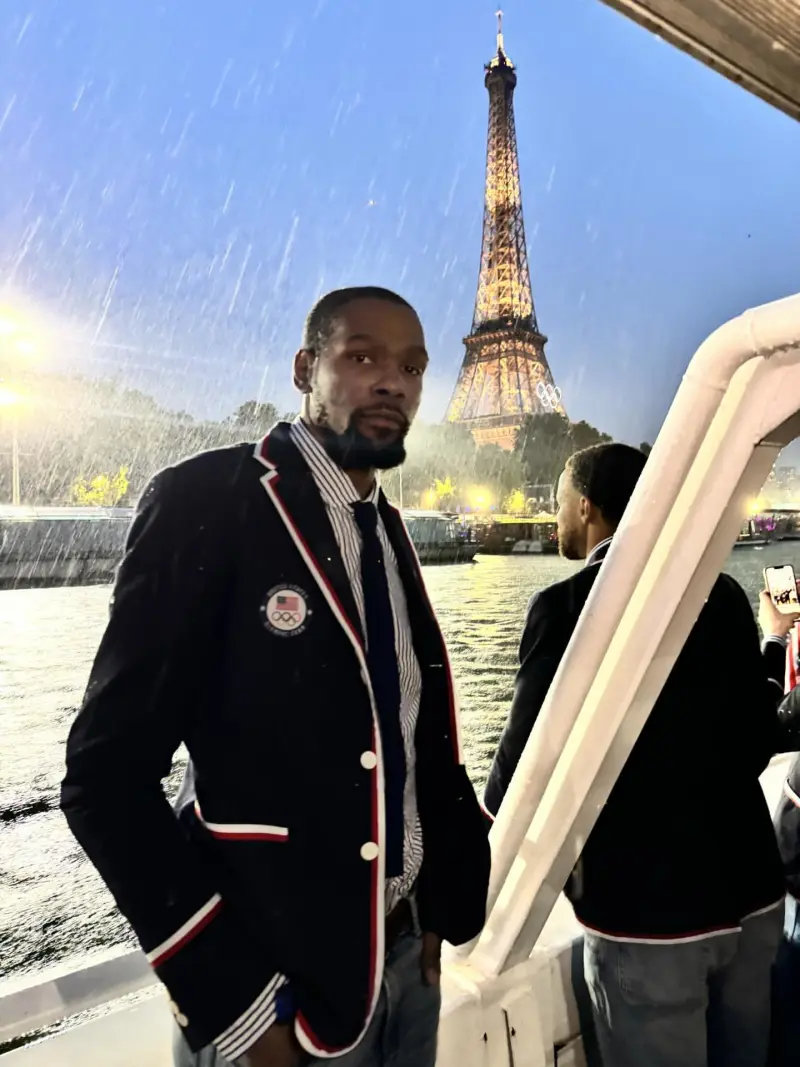 九游体育：流言板]杜兰特晒照：外套全湿透了但我们在这里了(图1)