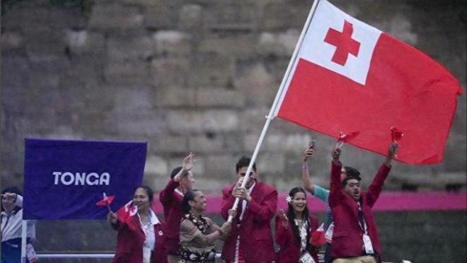 巴黎奥运会开幕式：汤加旗手穿上西装了传统破灭让网友失望(图1)