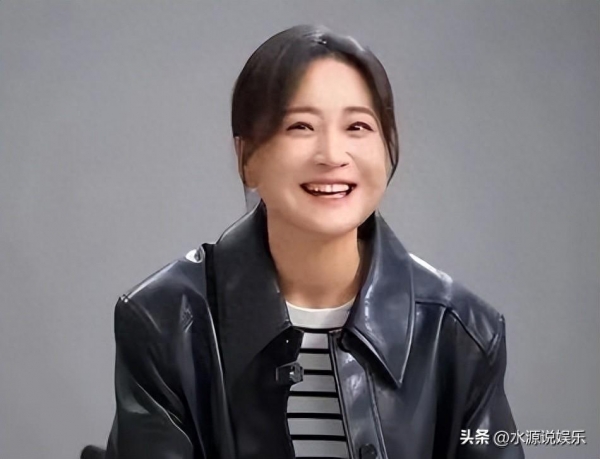 九游体育：贾玲现身巴黎奥委会主席晚宴黑色西服自信干练状态好(图1)