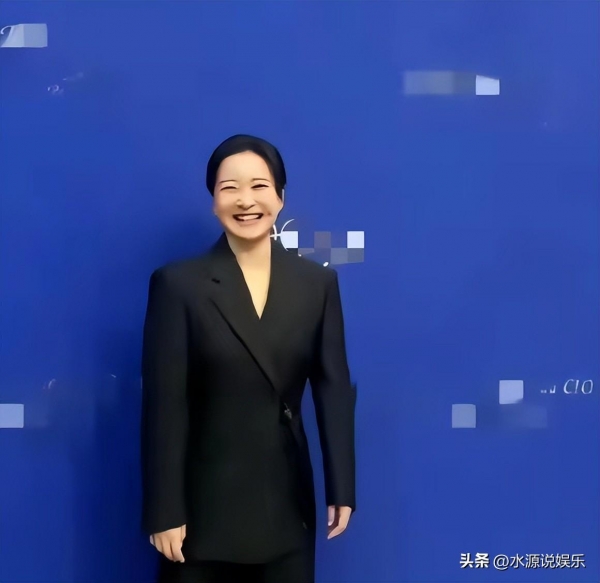 九游体育：贾玲现身巴黎奥委会主席晚宴黑色西服自信干练状态好(图2)