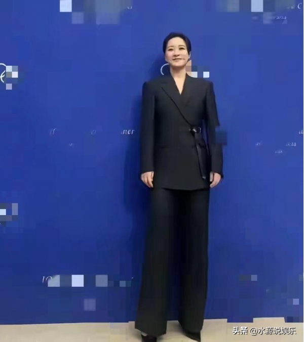 九游体育：贾玲现身巴黎奥委会主席晚宴黑色西服自信干练状态好(图5)