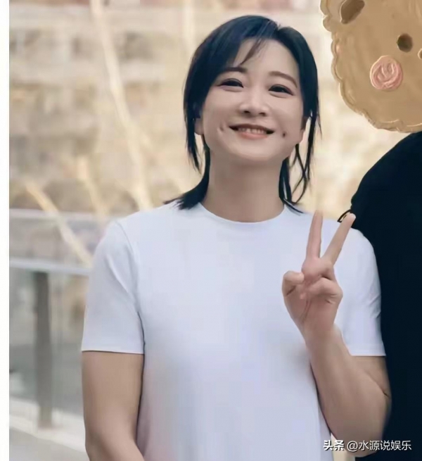 九游体育：贾玲现身巴黎奥委会主席晚宴黑色西服自信干练状态好(图4)