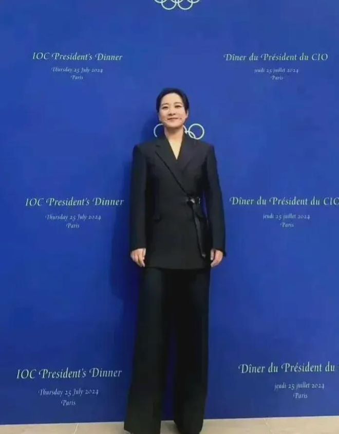 贾玲出席奥委会主席晚宴身着价值3万元黑西装一笑惊艳全场。(图2)