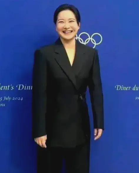 贾玲出席奥委会主席晚宴身着价值3万元黑西装一笑惊艳全场。(图3)