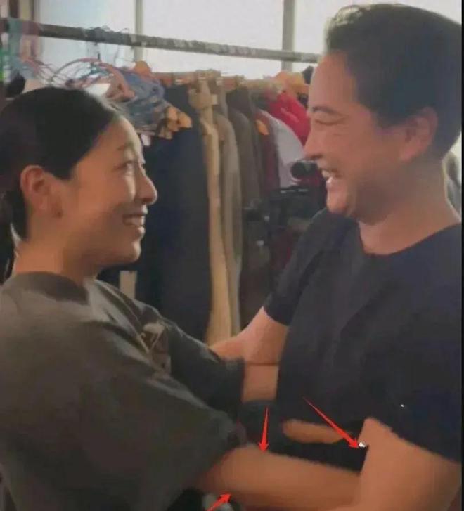 贾玲出席奥委会主席晚宴身着价值3万元黑西装一笑惊艳全场。(图1)