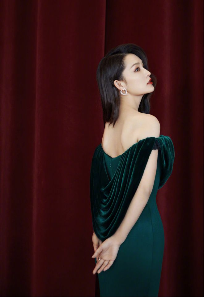 甜美的李沁也开始走气质路线？穿墨绿色长裙太高级身材太绝了(图2)