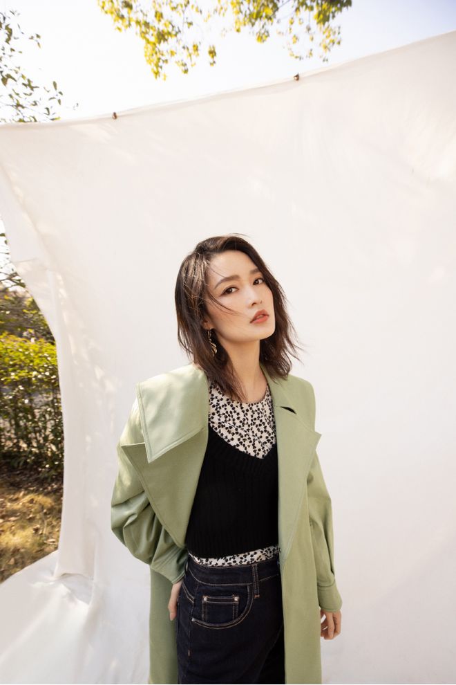 甜美的李沁也开始走气质路线？穿墨绿色长裙太高级身材太绝了(图5)