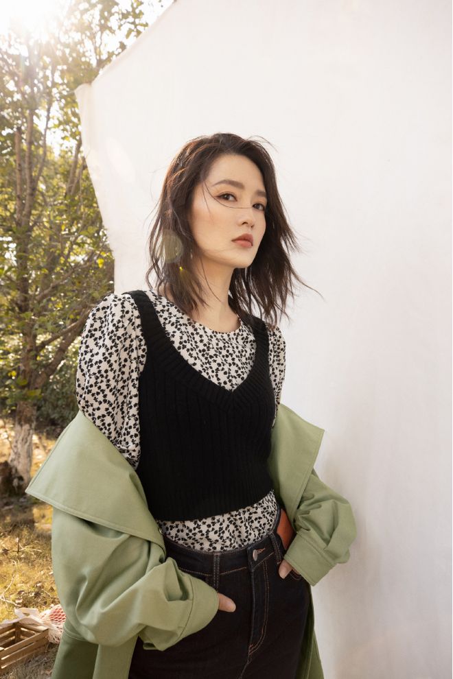 甜美的李沁也开始走气质路线？穿墨绿色长裙太高级身材太绝了(图6)