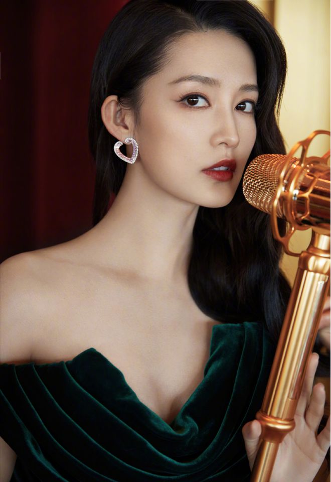 甜美的李沁也开始走气质路线？穿墨绿色长裙太高级身材太绝了(图4)