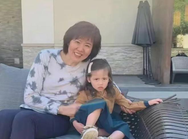 九游体育网站:郎平大变样!看奥运的她打扮时髦脸部紧致无皱纹哪像64岁的人(图4)