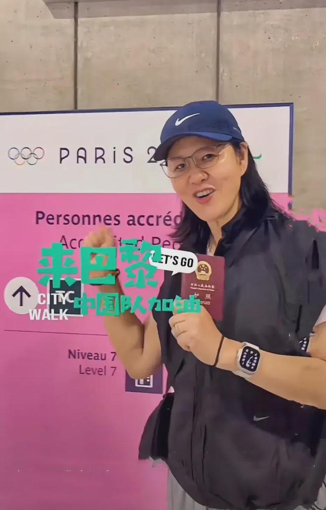 九游体育网站:郎平大变样!看奥运的她打扮时髦脸部紧致无皱纹哪像64岁的人(图2)