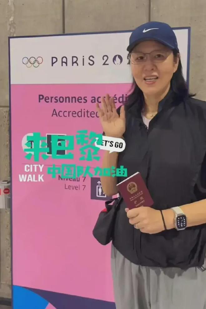 九游体育网站:郎平大变样!看奥运的她打扮时髦脸部紧致无皱纹哪像64岁的人(图3)