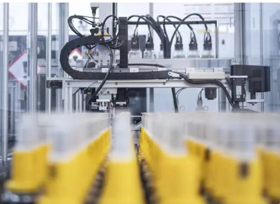 九游体育网站：奥运看经济丨服装新潮流：行走在赛场上的可乐瓶(图2)