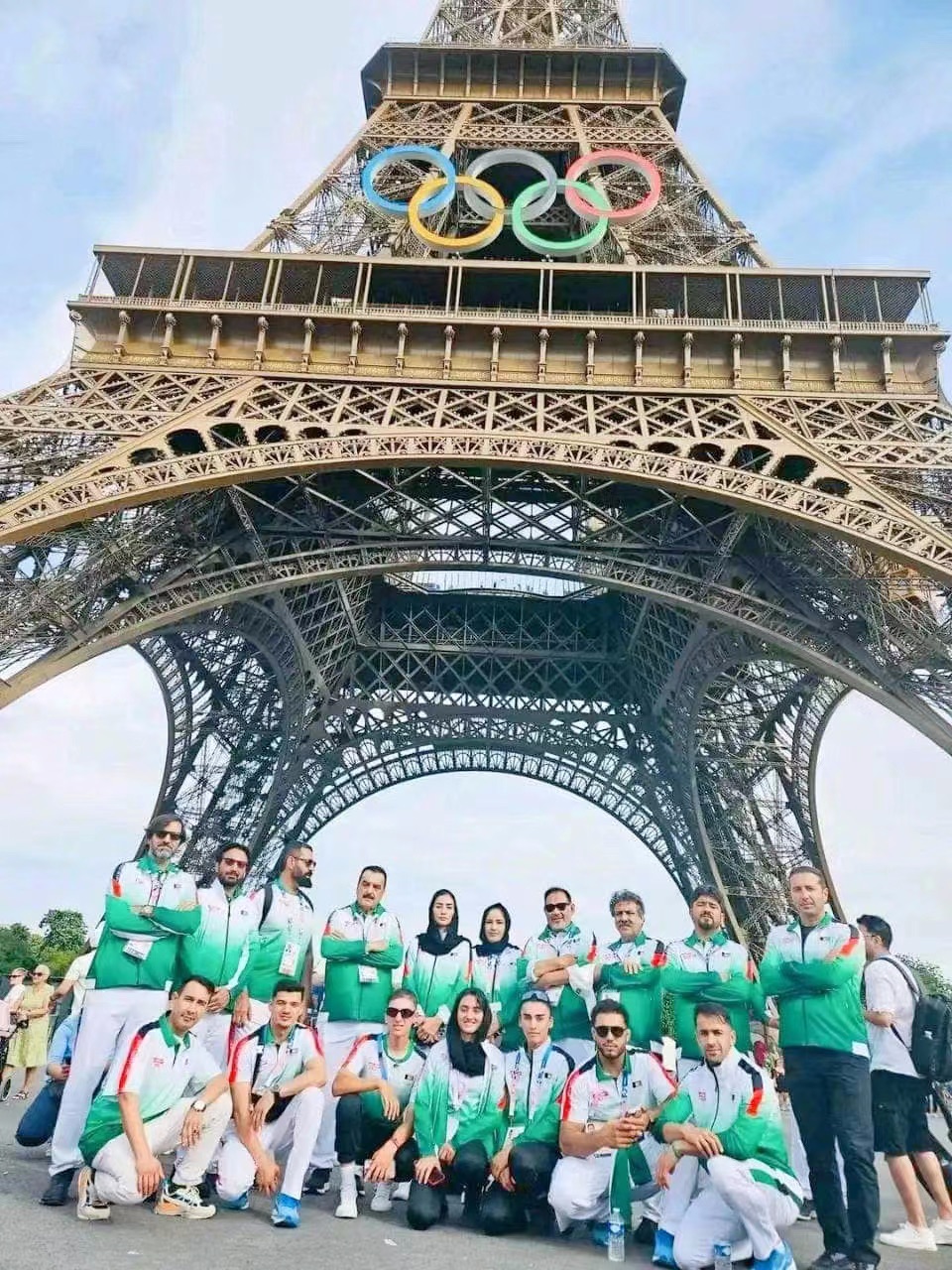 九游体育网站：奥运看经济丨服装新潮流：行走在赛场上的可乐瓶(图1)