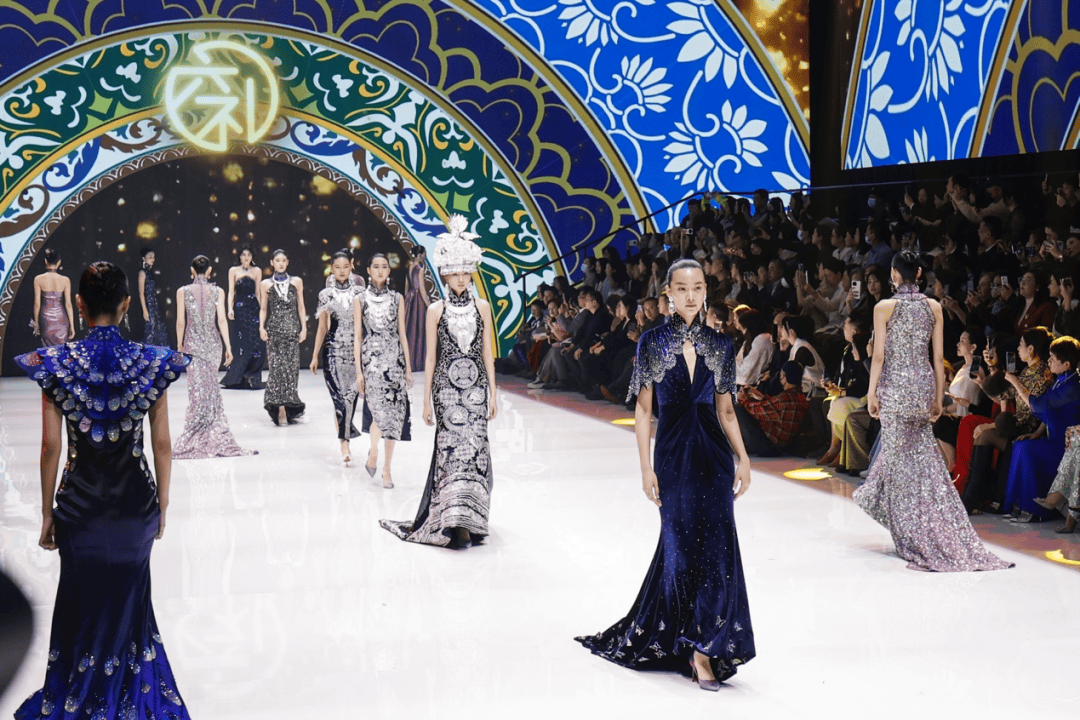 聚焦2024秋冬中国国际时装周成功举办以“赋”为名向未来出发(图5)