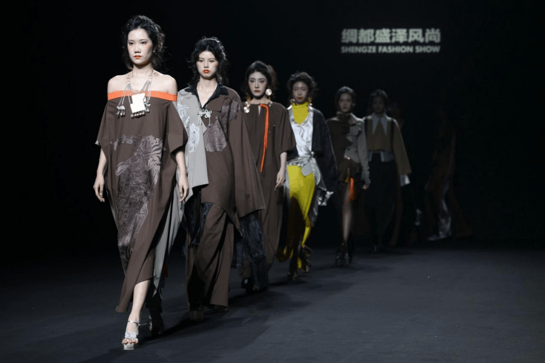 聚焦2024秋冬中国国际时装周成功举办以“赋”为名向未来出发(图11)