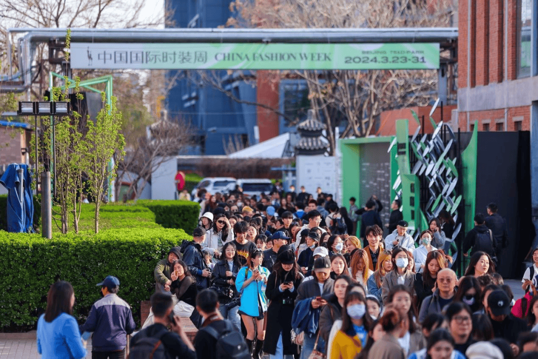 聚焦2024秋冬中国国际时装周成功举办以“赋”为名向未来出发(图13)