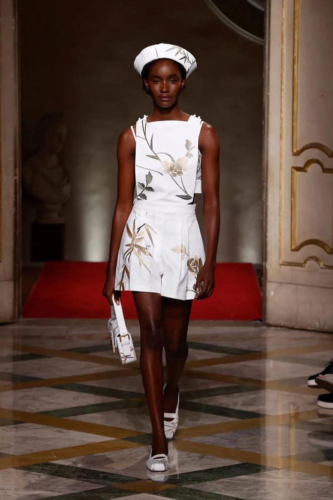 九游体育网站:HUI2024春夏系列清新活力光泽简约还有东方韵味(图4)