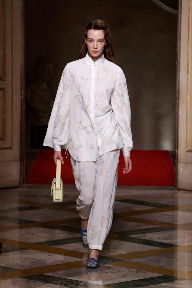 九游体育网站:HUI2024春夏系列清新活力光泽简约还有东方韵味(图7)