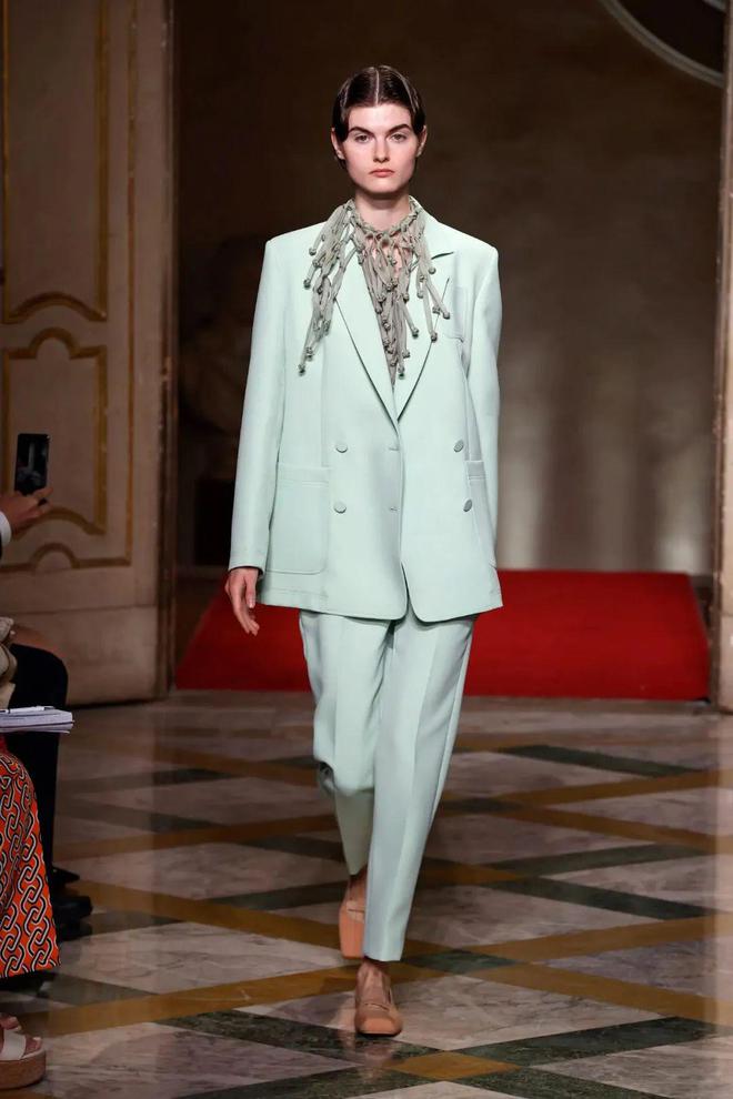 九游体育网站:HUI2024春夏系列清新活力光泽简约还有东方韵味(图16)