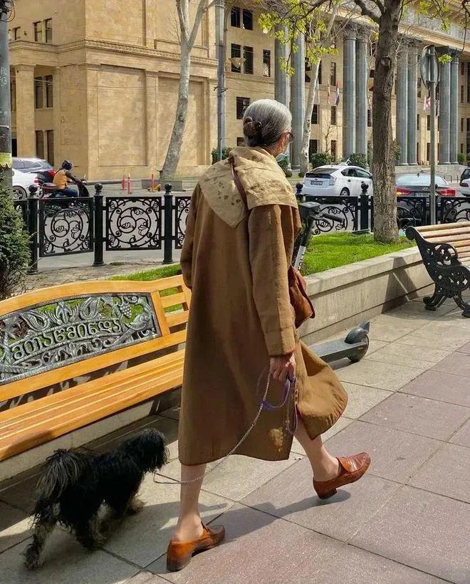 九游体育网站：2024年最流行这3种时髦风格穿对了真的很显高级！(图1)