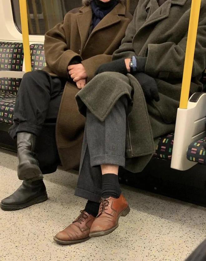 九游体育网站：2024年最流行这3种时髦风格穿对了真的很显高级！(图3)