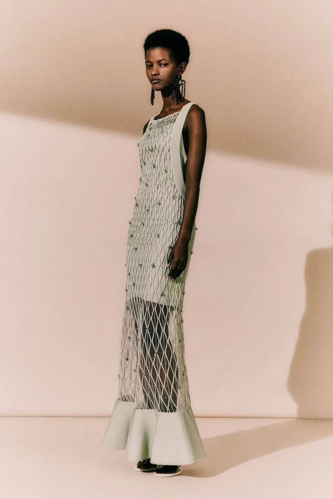 九游体育网站：Lanvin2024春夏系列设计独特廓形剪裁(图6)