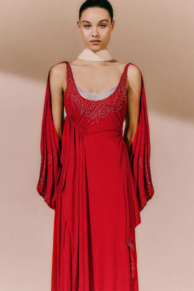 九游体育网站：Lanvin2024春夏系列设计独特廓形剪裁(图16)