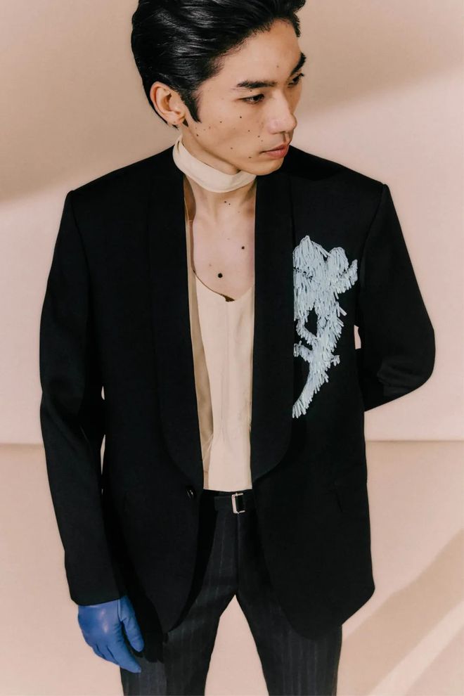 九游体育网站：Lanvin2024春夏系列设计独特廓形剪裁(图5)