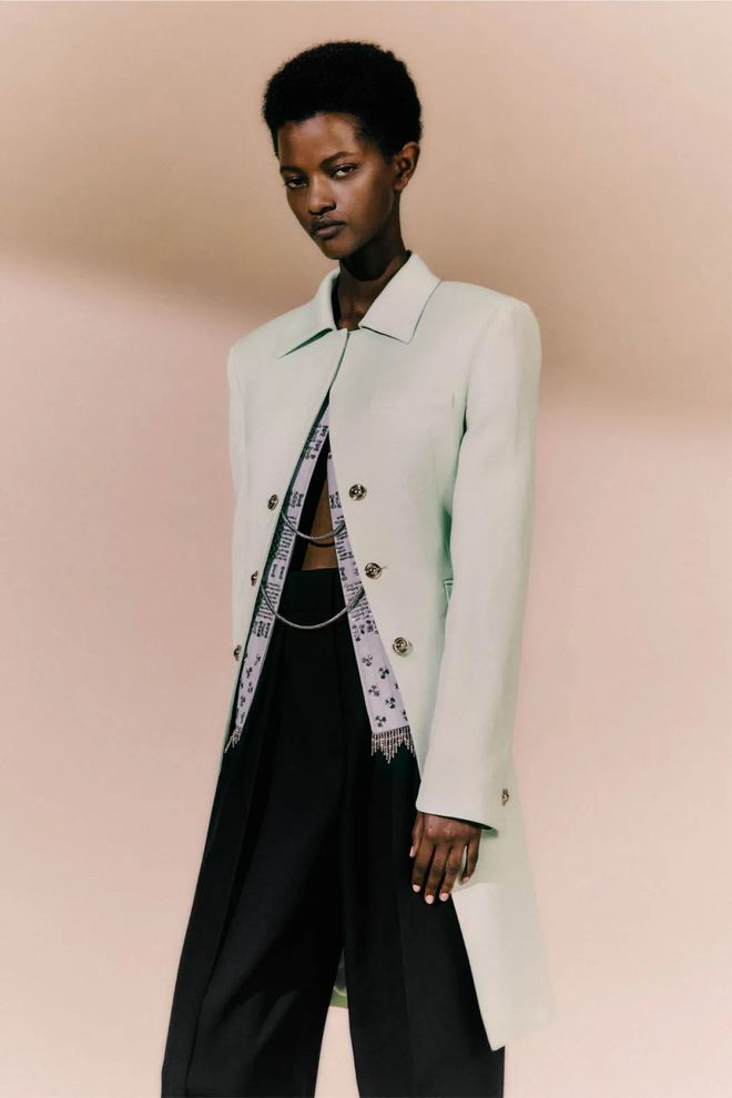 九游体育网站：Lanvin2024春夏系列设计独特廓形剪裁(图7)