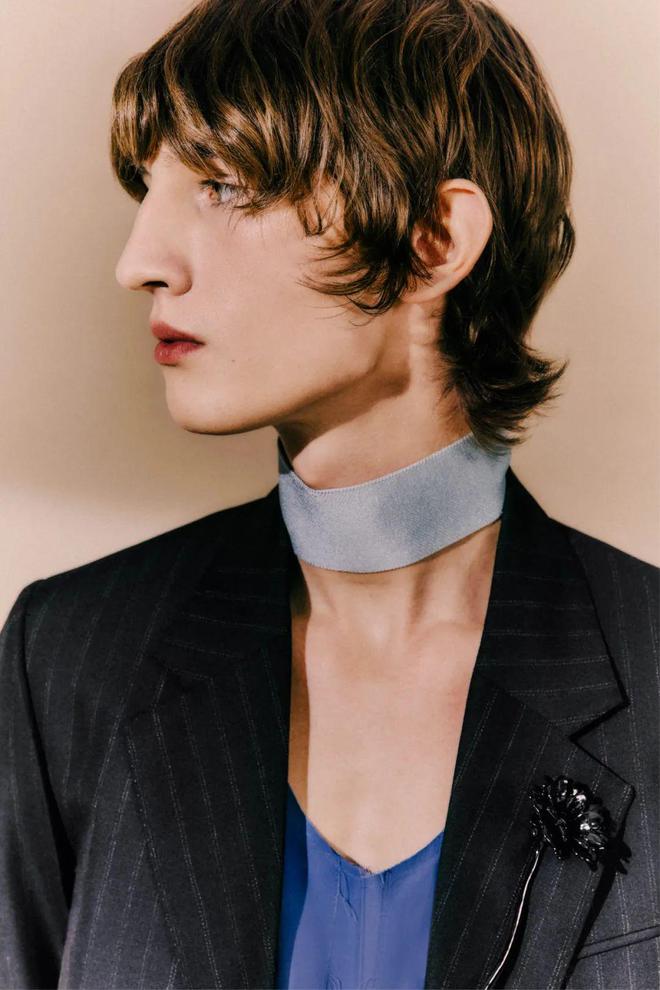 九游体育网站：Lanvin2024春夏系列设计独特廓形剪裁(图11)