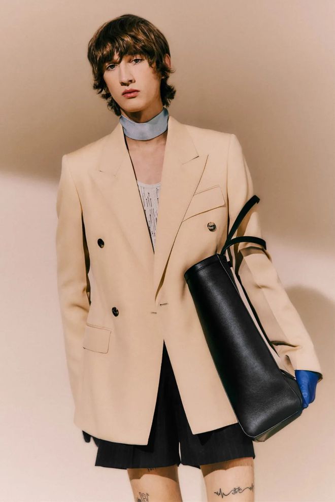 九游体育网站：Lanvin2024春夏系列设计独特廓形剪裁(图20)